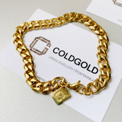 A CG bracelet with the classic lobster lock and monogram tag. High quality Gold PVD Plating that looks like the real thing. Hypoallergenic, Non-tarnish, Rust-free. | CASH ON DELIVERY IN METRO MANILA. SHIPPING NATIONWIDE.