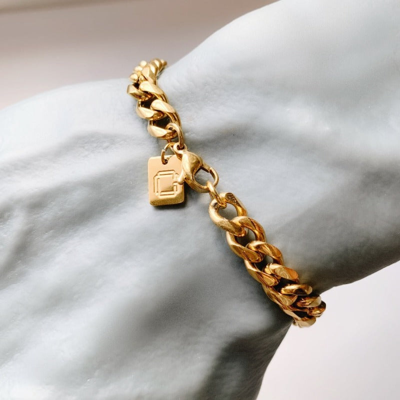 A CG bracelet with the classic lobster lock and monogram tag. High quality Gold PVD Plating that looks like the real thing. Hypoallergenic, Non-tarnish, Rust-free. | CASH ON DELIVERY IN METRO MANILA. SHIPPING NATIONWIDE.